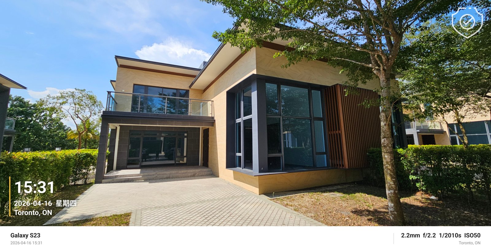 手机版导出效果：左下角时间打卡水印，右上角 Logo，底部经典边框信息栏